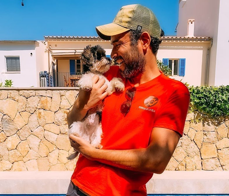 El adiestrador de Perros de la Isla con un perro en Mallorca
